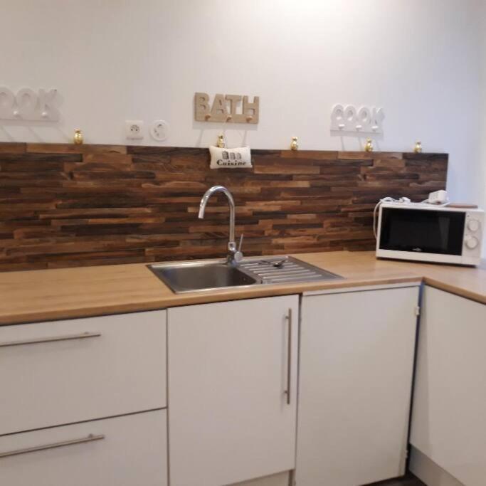 Appartement Agreable Au Centre Wifi Saint-Leonard-de-Noblat Exterior photo